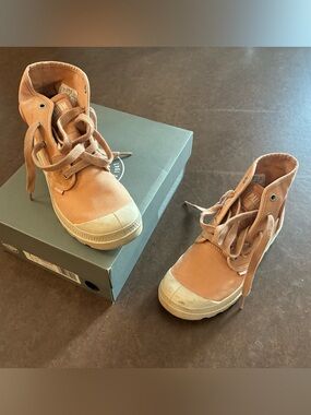 Palladium “Pampa Hi” women’s canvas boots